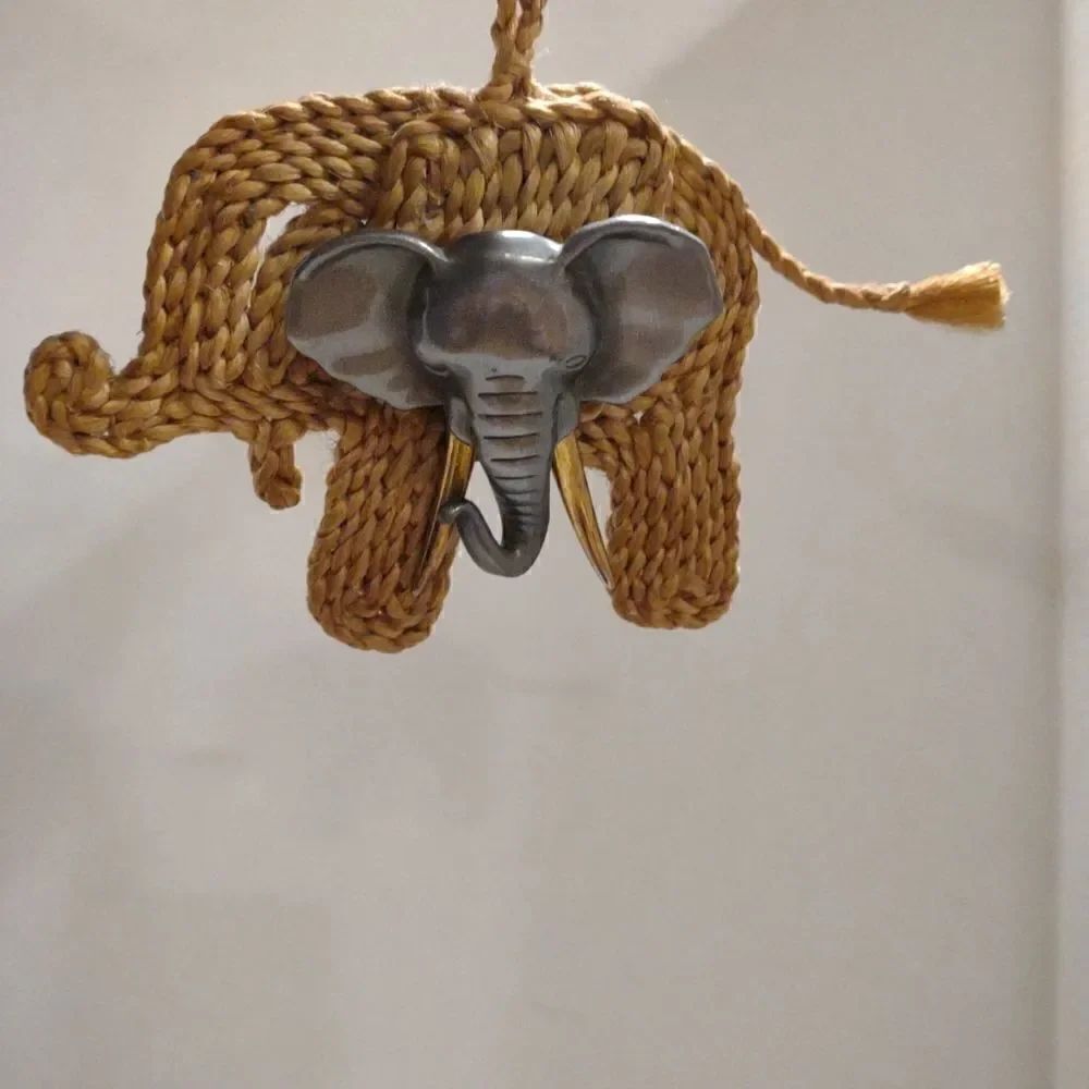 👍 Elephants Lot of 3 small figures. C6